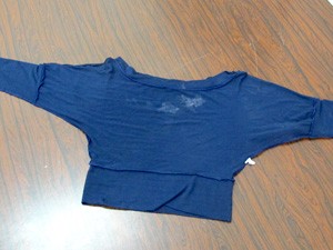 Jovem usava essa blusa no dia que diz ter sido violentada na boate (Foto: Reprodução/Jonatas Oliveira/G1)